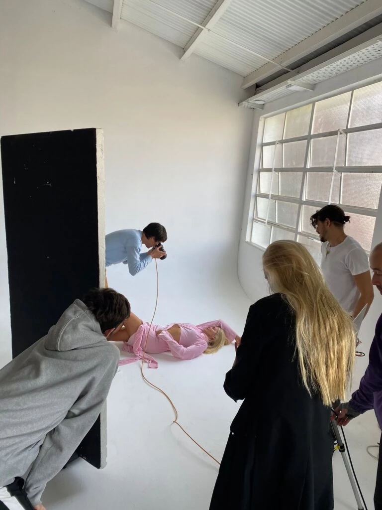 Sebastián Faena en acción, para Vogue México