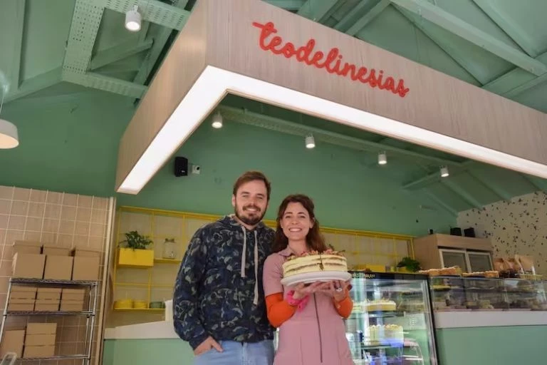 Benjamín Rojas junto a su pareja en su local. Foto archivo.