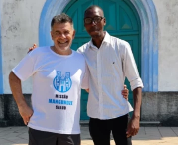 Julian Weich junto a su "hijo" de Mozambique