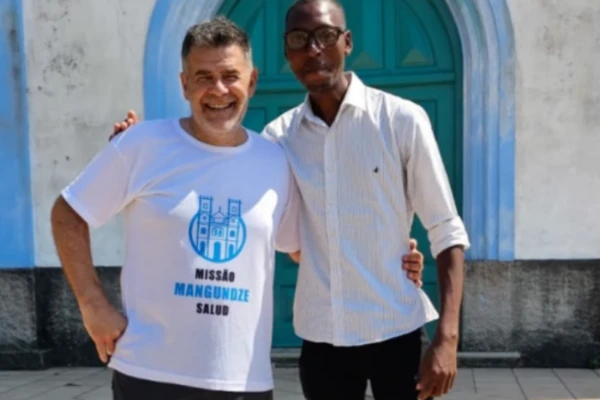 Julian Weich junto a su "hijo" de Mozambique