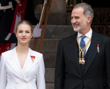 Leonor de España junto a su padre el rey Felipe en una de las ceremonias por sus 18 años