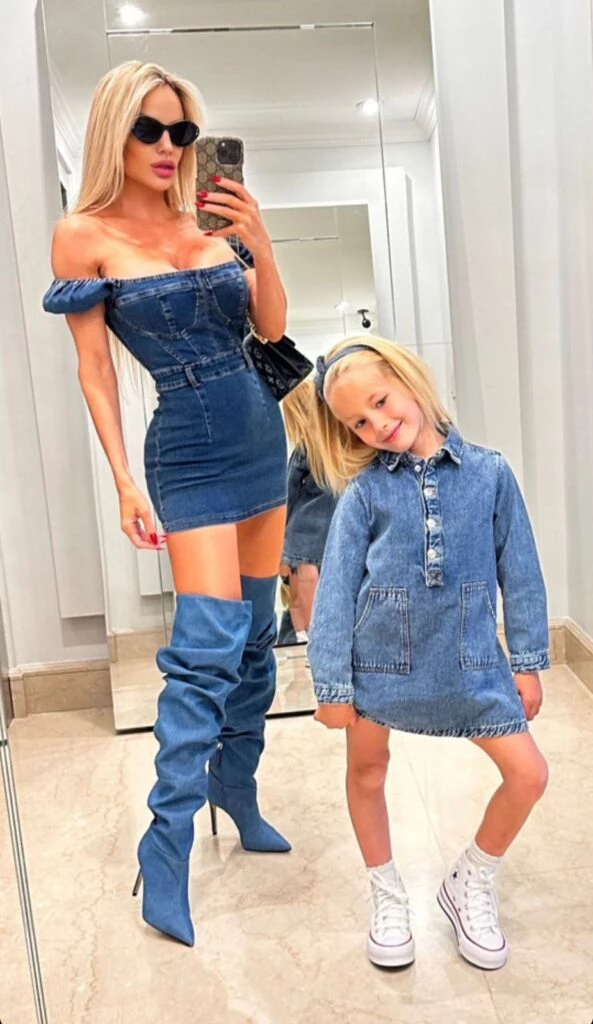 Madre e hija disfrutaron de una tarde de té este domingo.