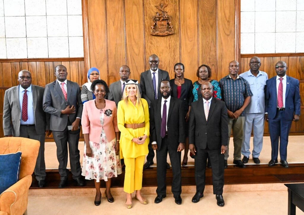 La reina solidificó las relaciones bilaterales con autoridades locales. 