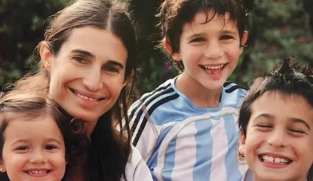 Romina Yan junto a sus tres hijos.