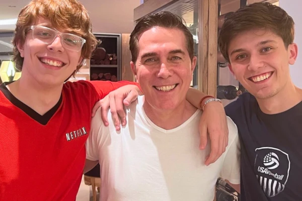 Rodolfo Barili y sus hijos