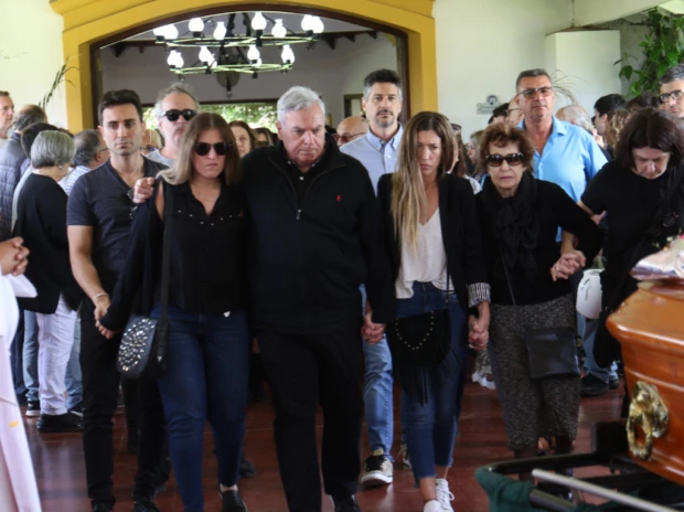 Carlos Monti despidió a su mujer acompañado por familia y amigos