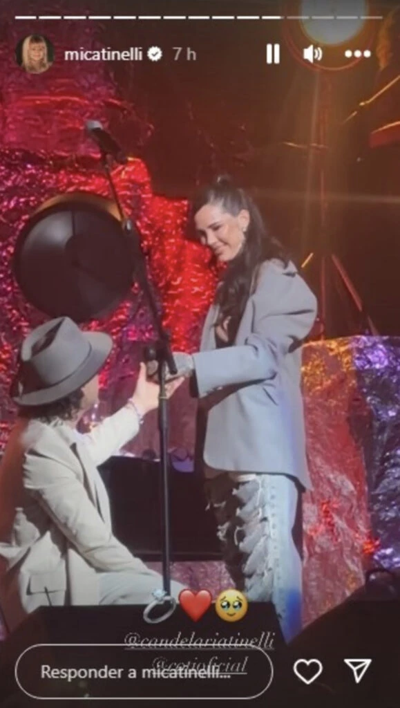 Coti arrodillado proponiédole su amor a Cande.