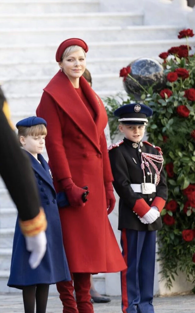 Charlene de Mónaco se llevó todas las miradas con su tapado largo con solapas XL.