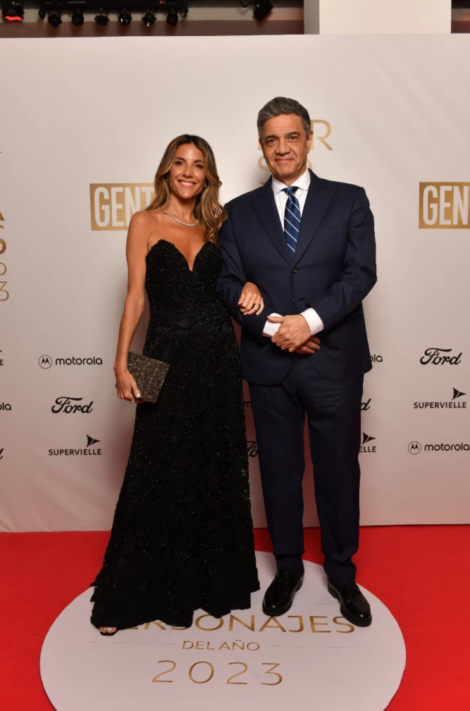 María Belén Ludueña posó muy elegante con un vestido negro de Gabriel Lage, zapatos Ricky Sarkany y accesorios de La Porteña. Por su parte, Jorge Macri fue vestido por Fabián Zitta.