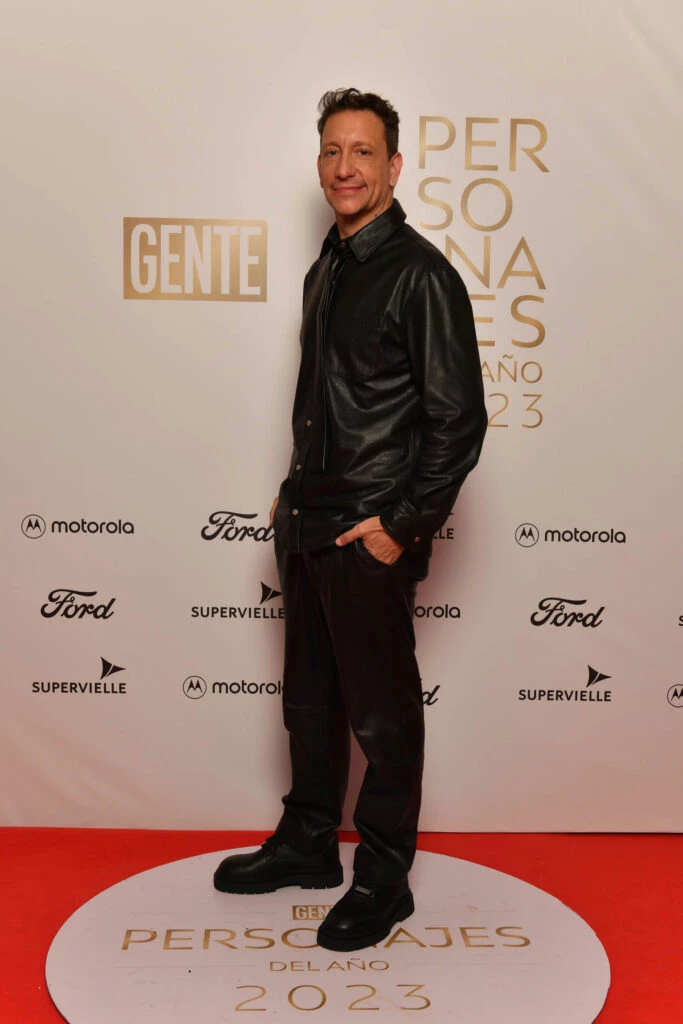 Nico Vázquez con un look total black especialmente hecho para él de Ginebra.