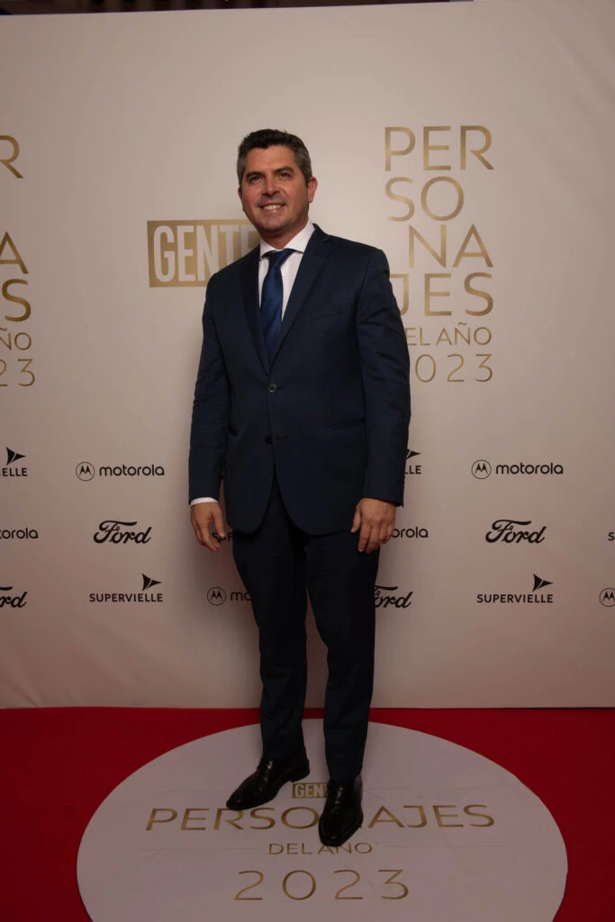 Marcelo Orrego optó por un look propio para esta noche.