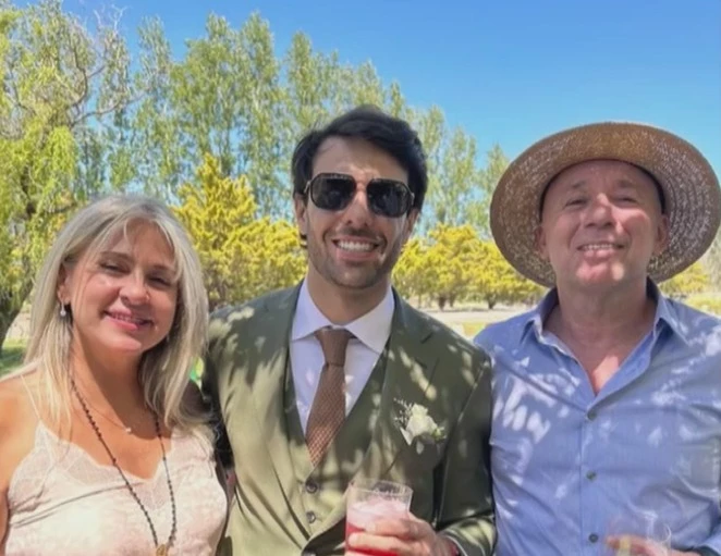 El look Manu Urcera con el detalle de las gafas de sol.