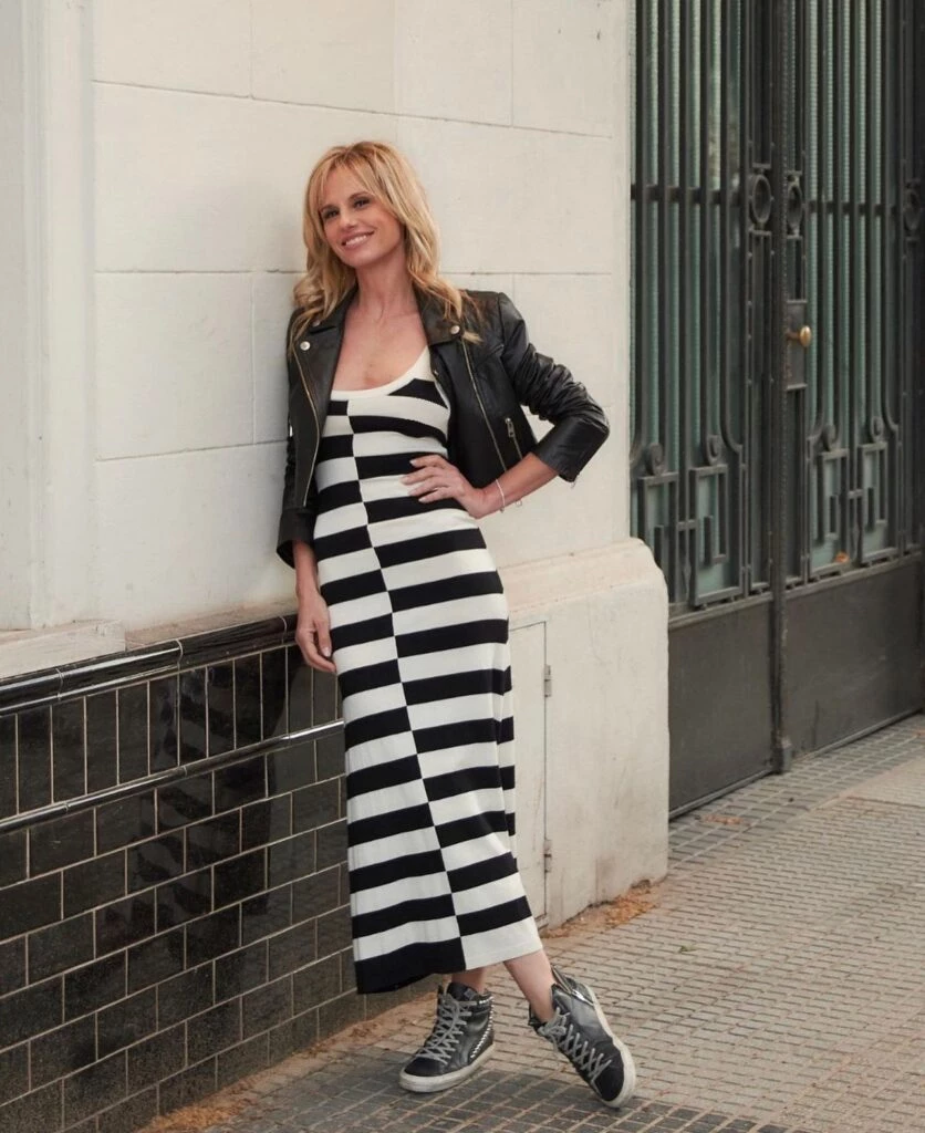 Las rayas, aliadas para este atuendo.