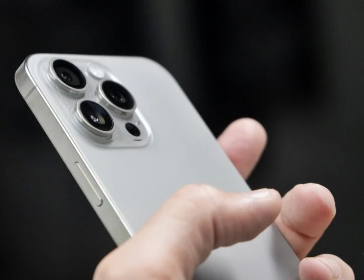Apple soluciona los problemas del iPhone con los cargadores inalámbricos de  BMW, Motor