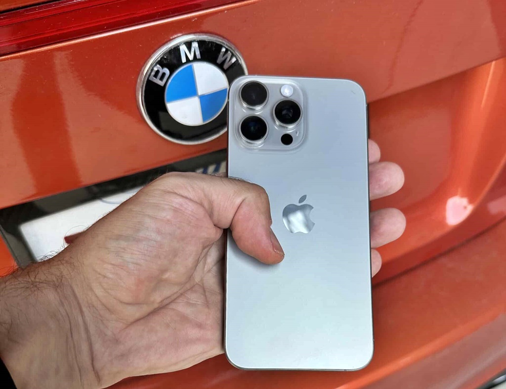 No es el iPhone 15 y no solo es BMW: ¿qué está pasando con los cargadores  inalámbricos de los coches? - Softonic