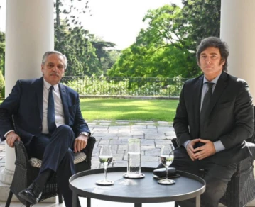 la foto de javier milei con alberto fernandez en olivos