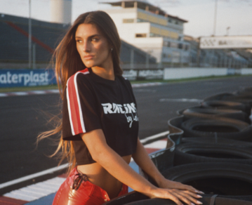 Lola Latorre protagonizó una jugada producción de fotos en un autódromo