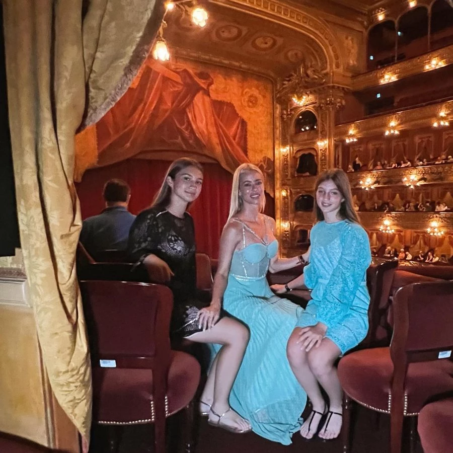 Nicole junto a Allegra e Indiana en el Teatro Colón.