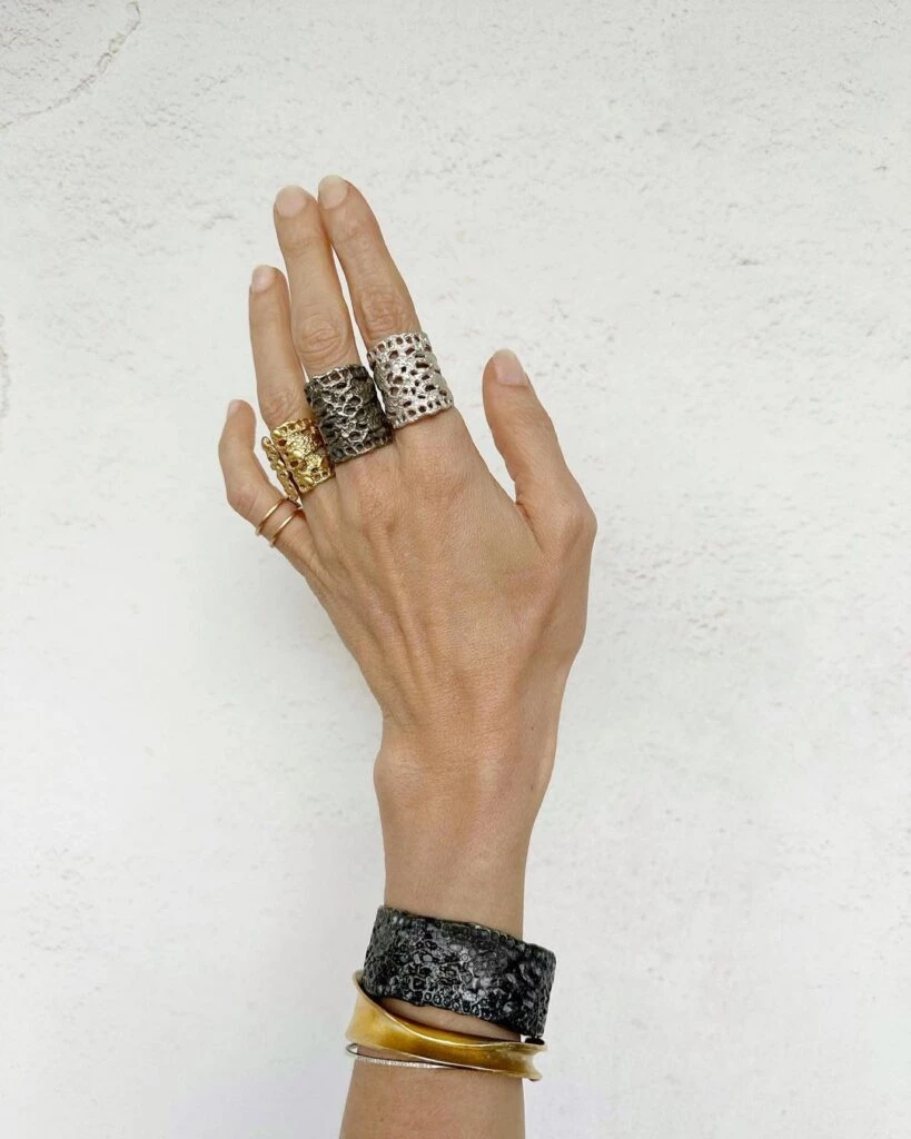 Los anillos componen una porción importante de la línea que comercializa en el local situado en el barrio porteño de Recoleta. 