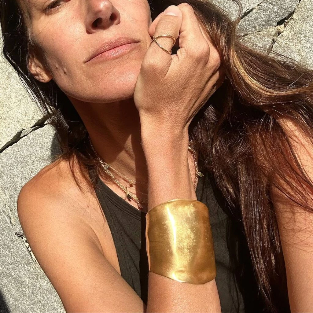 Dolores Trull luciendo uno de sus diseños artesanales. 