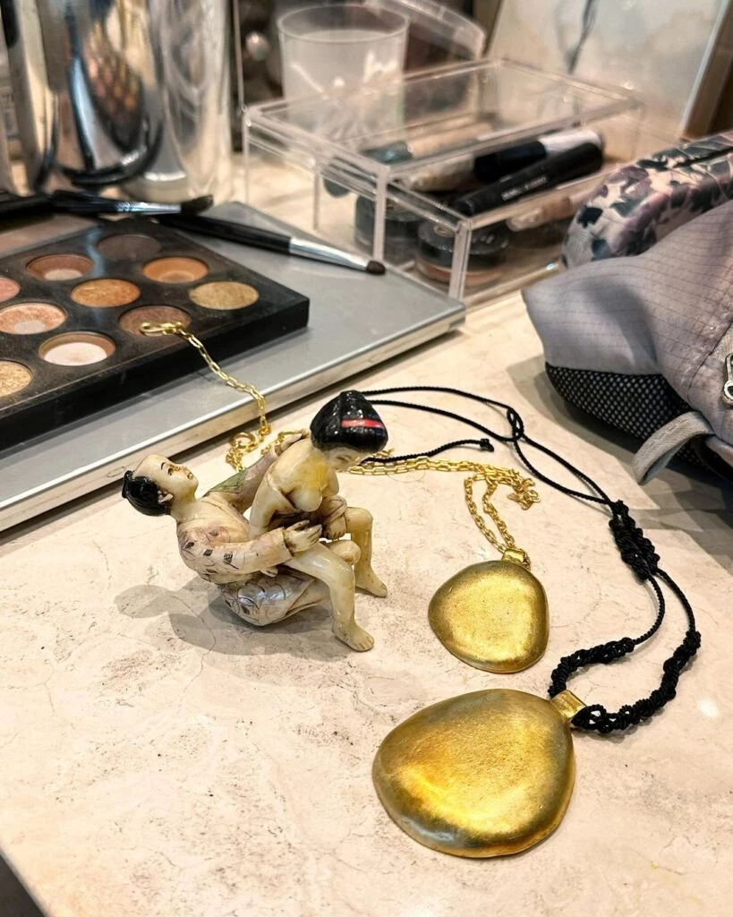 Confeccionados cien por ciento con sus manos, uno de los últimos modelos que lanzó están inspirados en un gong.