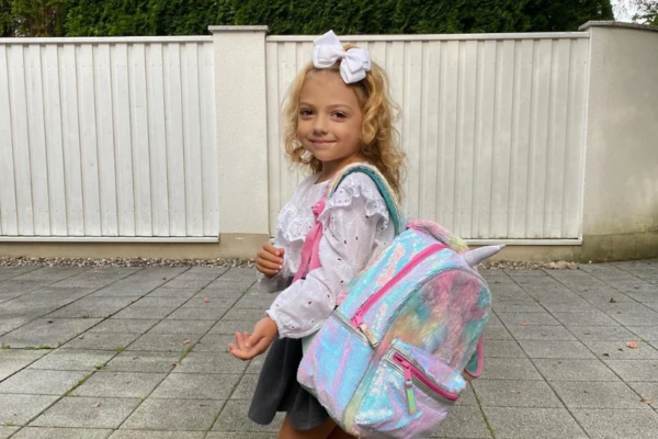 Abrojito, la hija de Evangelina Anderson, llenó de orgullo a toda su familia al ser abanderada
