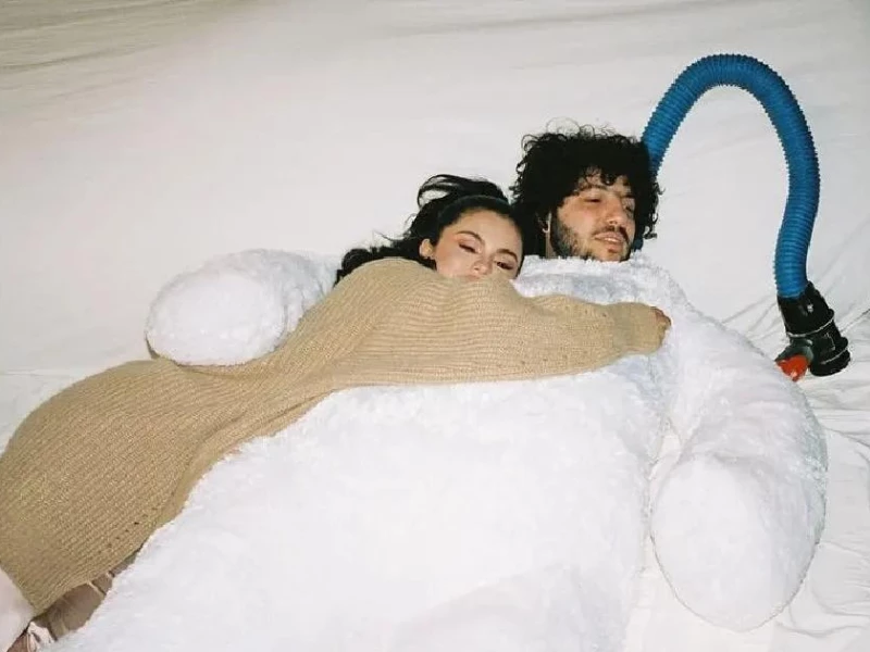 Selena Gómez y Benny Blanco. Foto archivo.