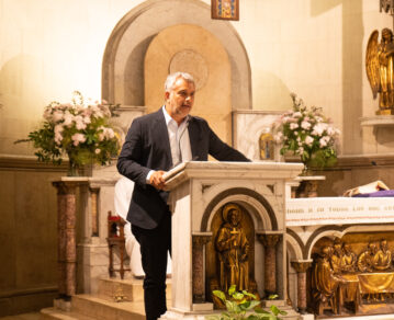 La emotiva misa de Ricardo Piñeiro: Teresa Calandra, Mario Massacessi y el padre de su parroquia le rindieron homenaje