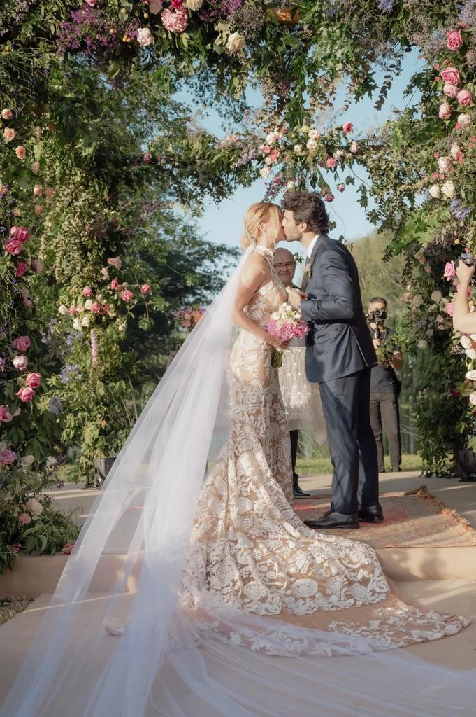 El gran beso entre Nicole Neumann y Manu Urcera tras la bendición religiosa.