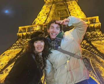 Jorge López junto a su madre en París