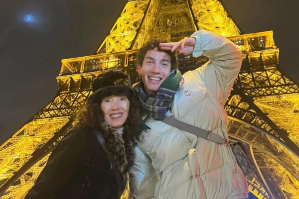 Jorge López junto a su madre en París