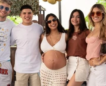 Juli Poggio y Nacho Castañares le hicieron su primer regalo a las gemelas de Daniela Celis