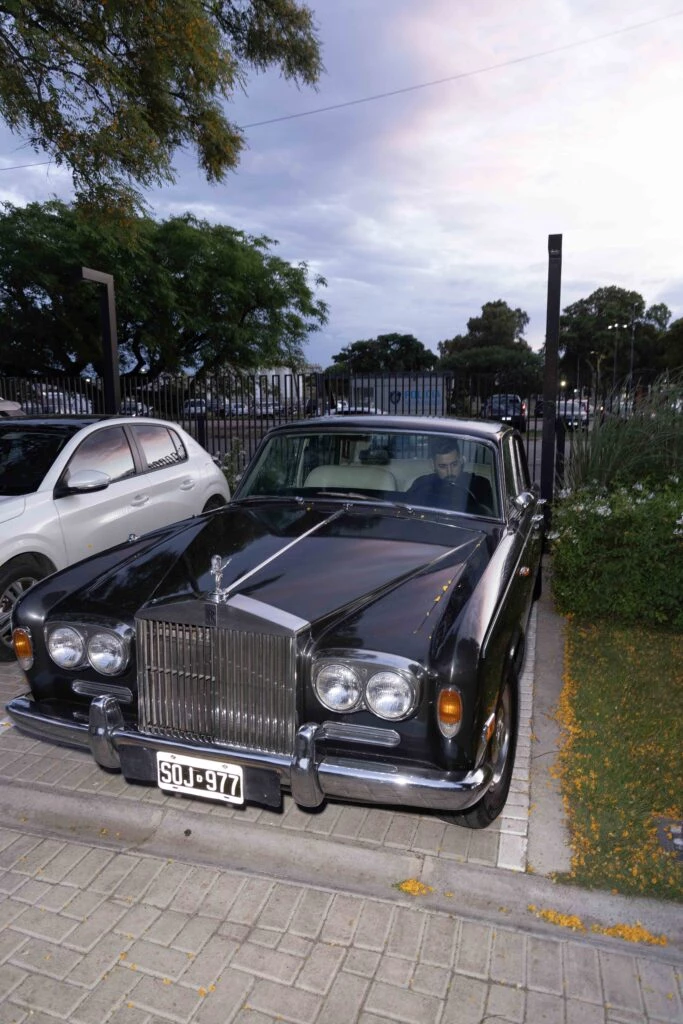 El Rolls-Royce Silver Shadow verde militar en el que llegó Silvina Cupeiro.