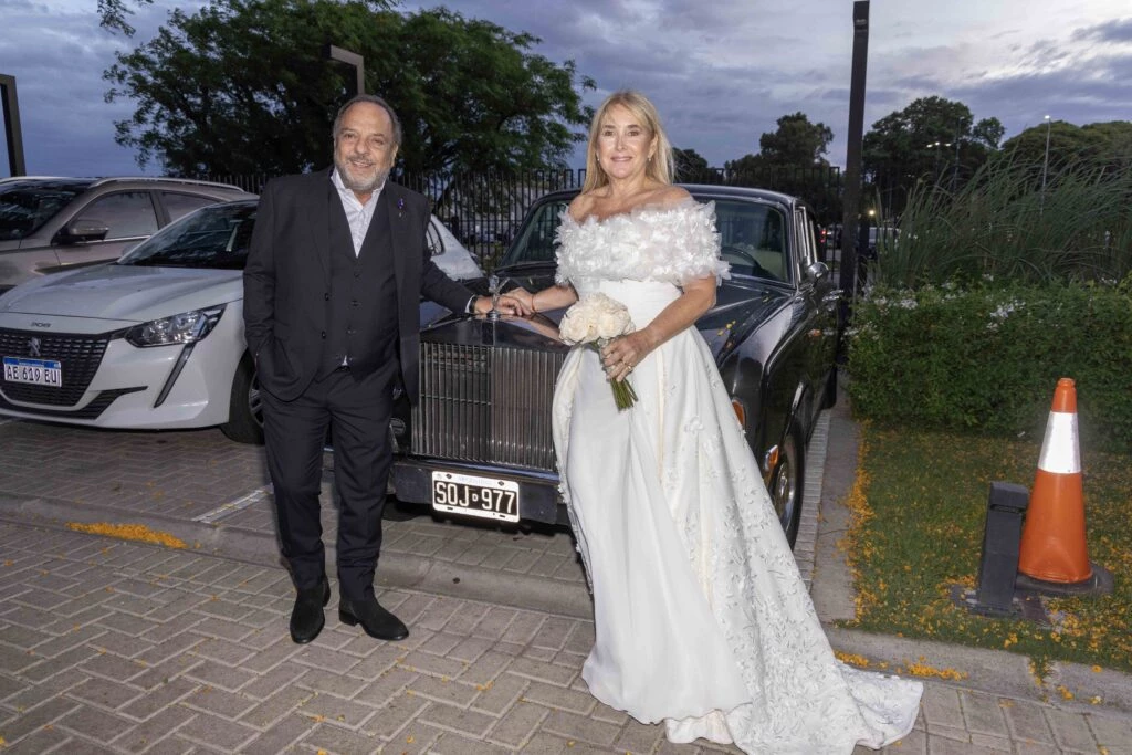 Baby y Silvina frente al auto clásico en el que llegó al salón.