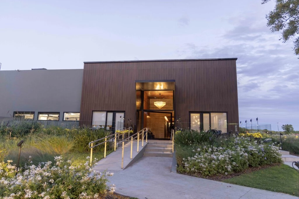 El salón elegido por los novios para esta celebración que reunió personalidades del mundo del espectáculo, empresarial y deportivo.