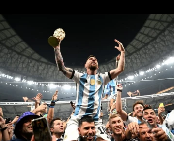 Revista GENTE Mundial Qatar 2022 Messi con la Copa del Mundo