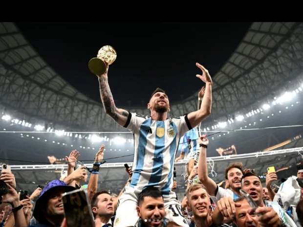 Revista GENTE Mundial Qatar 2022 Messi con la Copa del Mundo