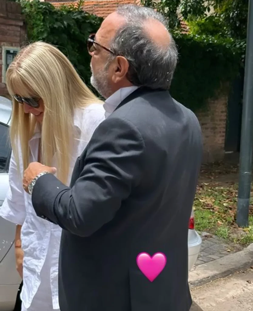 La pareja este martes luego de la ceremonia civil.