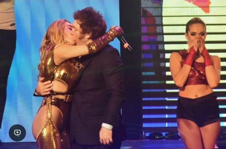 Javier Milei subió al escenario y le estampó un tremendo beso a Fátima  Florez – GENTE Online