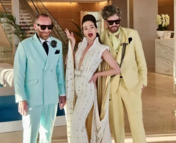 Natalia Oreiro junto a los dos amigos a quienes les ofició la boda