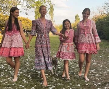 La modelo junto a sus tres hijas en tiempos previos al estallido del conflicto familiar.