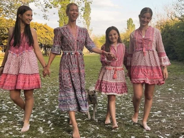 La modelo junto a sus tres hijas en tiempos previos al estallido del conflicto familiar.