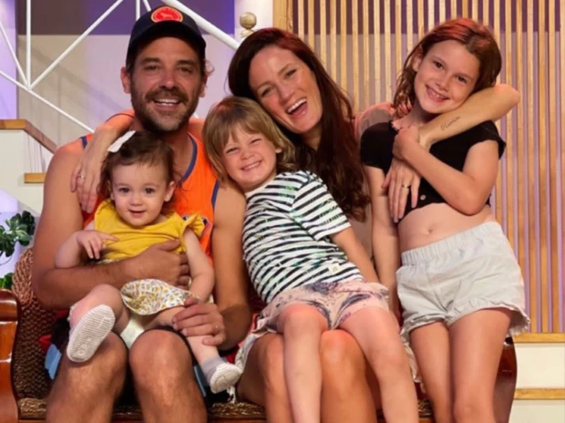paula chaves y pedro alfonso con sus hijas