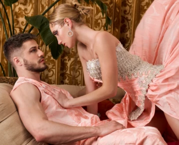 Realzando la silueta femenina y reversionando sus clásicos blazers, el diseñador presenta las flamantes tendencias de la temporada.