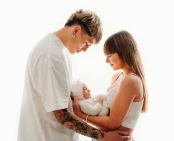 Alejandro Garnacho y Eva Garcìa con su hijo