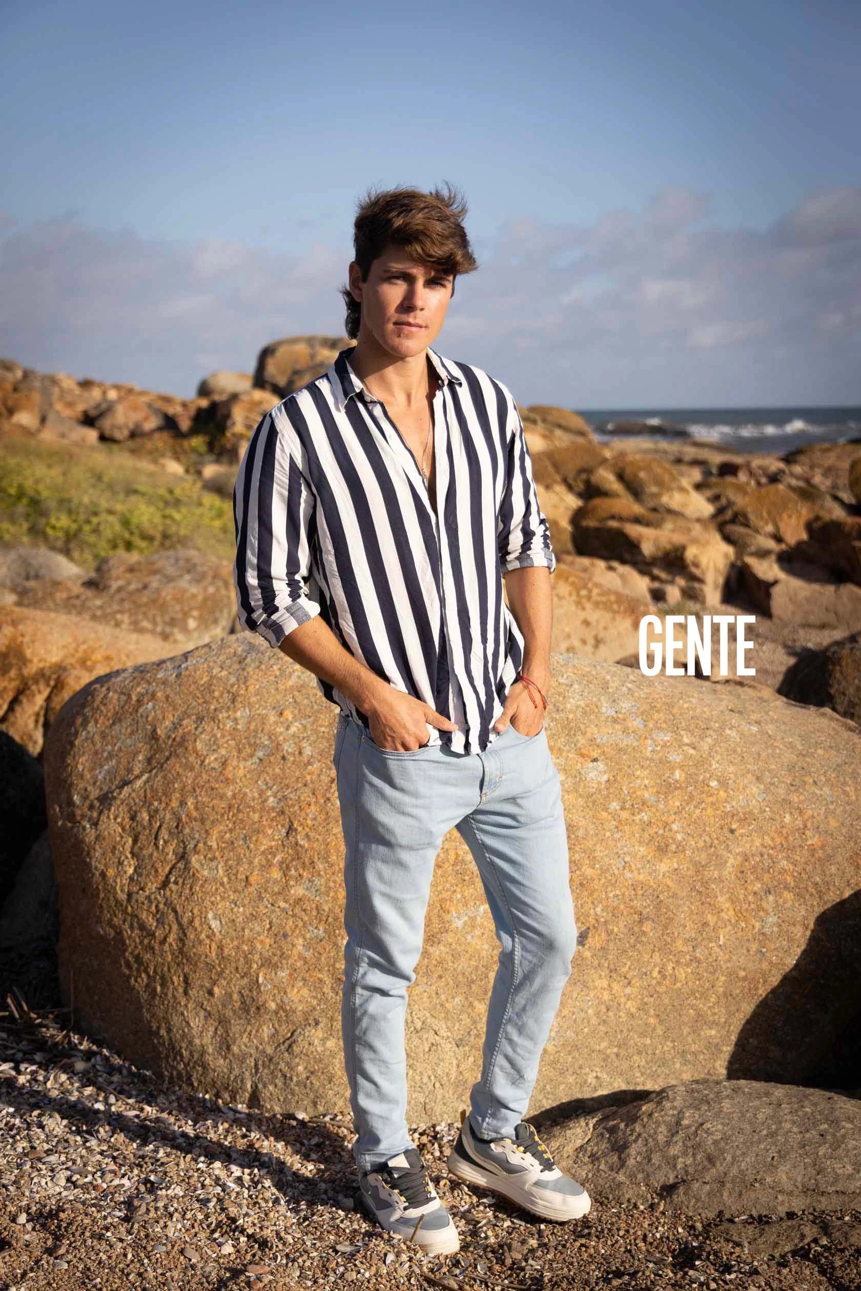 Marcos Ginocchio apostó a un look fresco compuesto por un jean y camisa blanca con rayas azules. 
