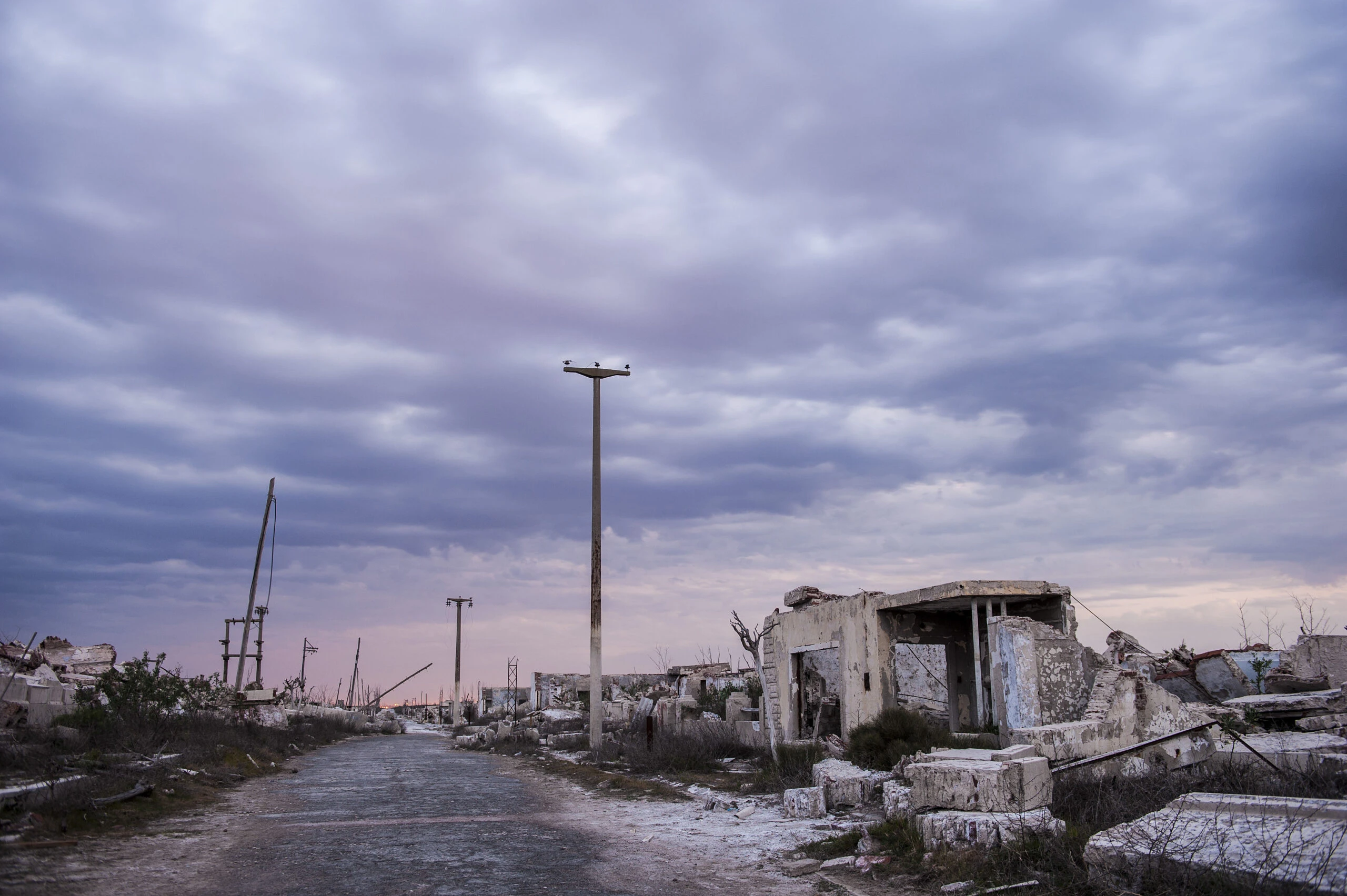 Villa Epecuén quedó recubierto con capas de sal del agua.