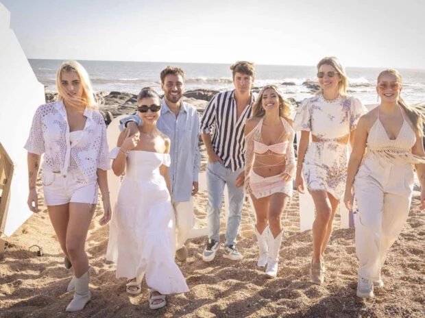 Los invitados eligieron looks en tonos blanco, arena y denim.