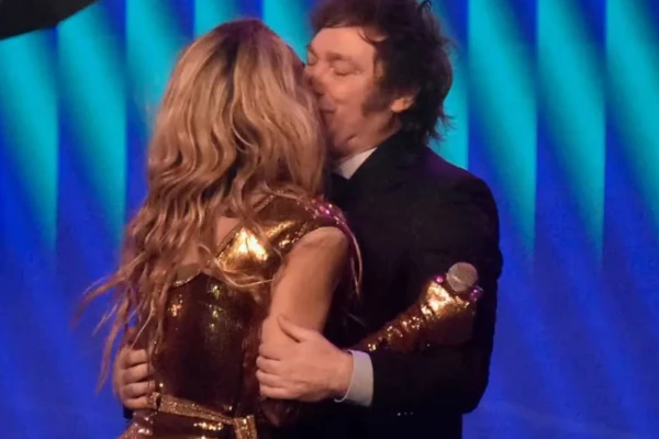 Marcelo Polino actúa junto a Fatima Florez y opinó sobre el beso que le dio a Javier Milei en el teatro