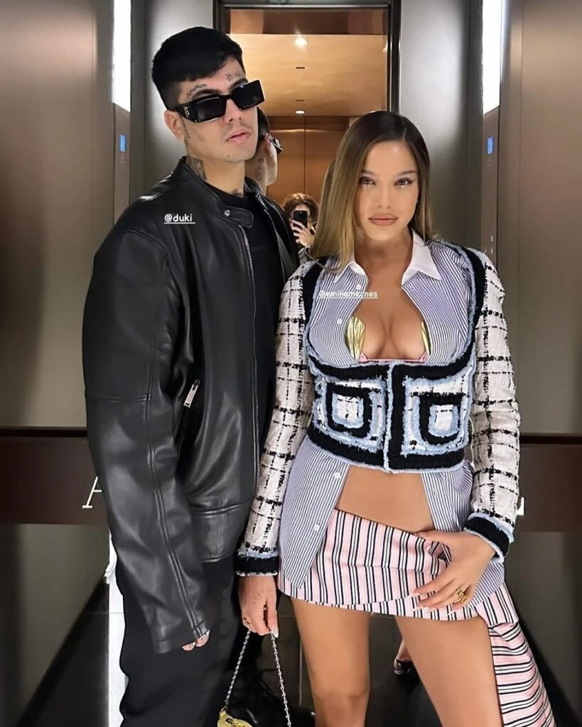 Duki y Emilia Mernes, retratados por Sofía Malamute. Así llegaban al desfile de Dsquared en Milán